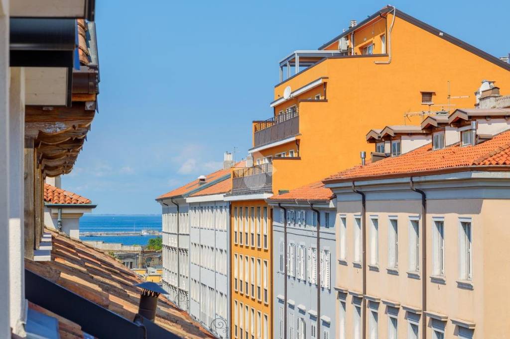 appartamento in vendita a Trieste in zona Borgo Teresiano