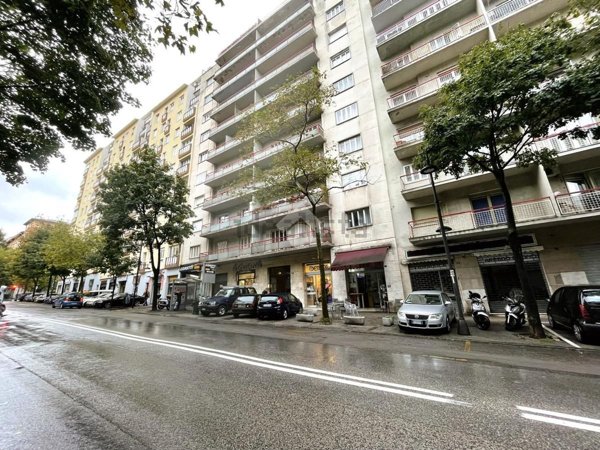 locale commerciale in vendita a Trieste in zona Barriera vecchia