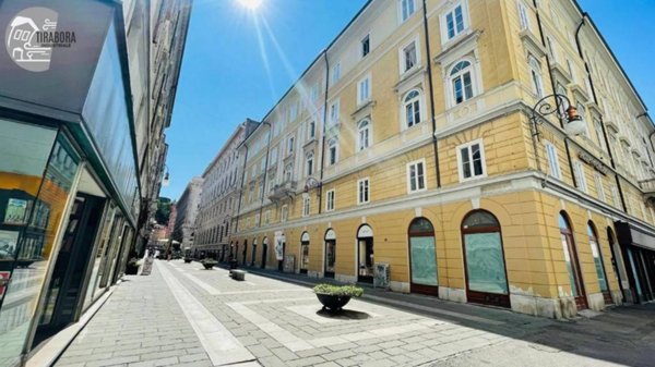appartamento in vendita a Trieste in zona Borgo Teresiano