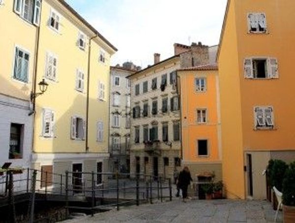 appartamento in vendita a Trieste in zona Città Vecchia
