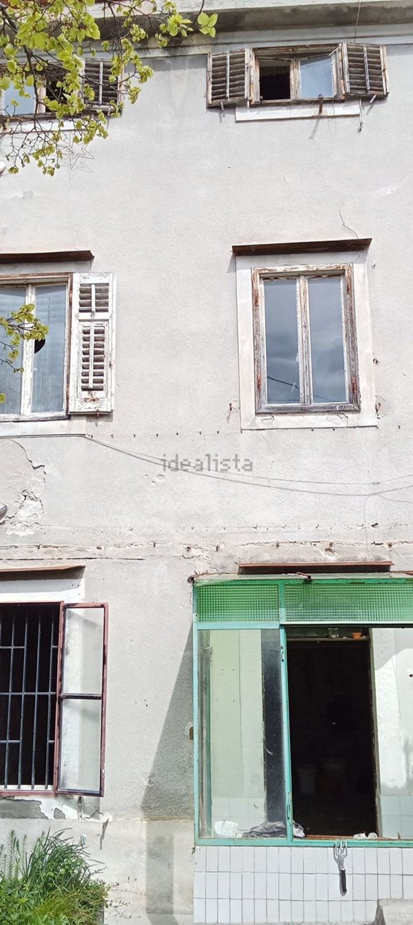 esavano in vendita a Trieste in zona Gretta