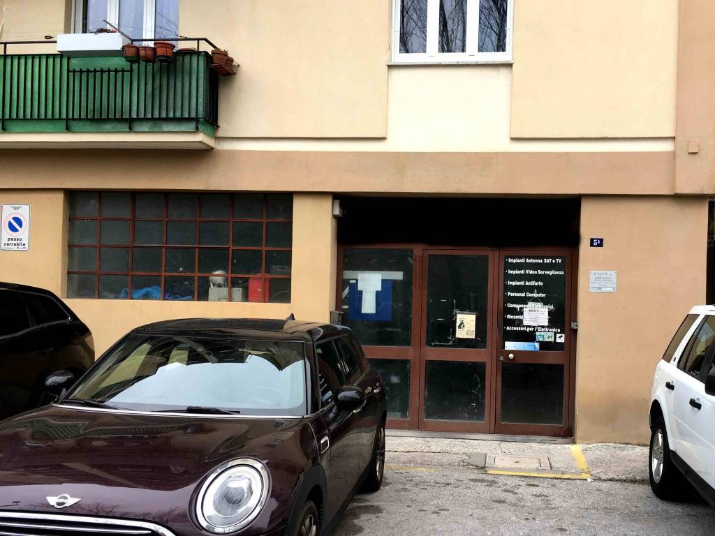 locale commerciale in vendita a Trieste in zona San Giacomo