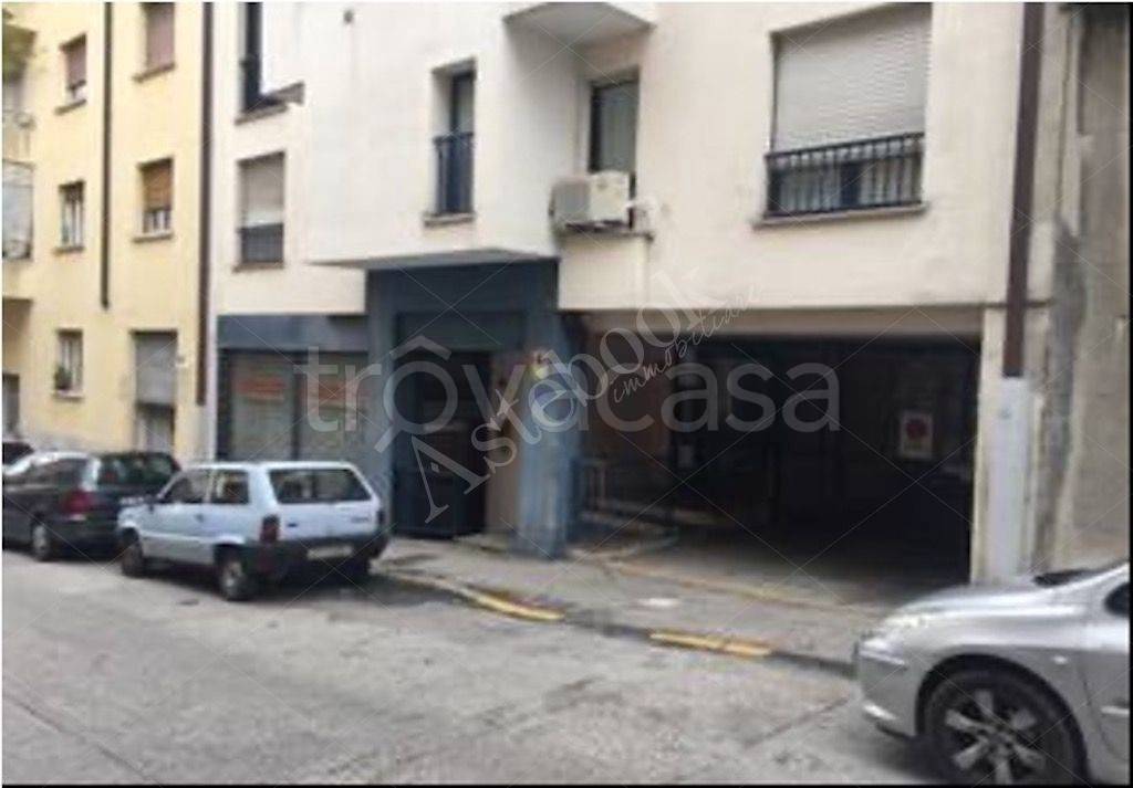 negozio in vendita a Trieste in zona San Giacomo