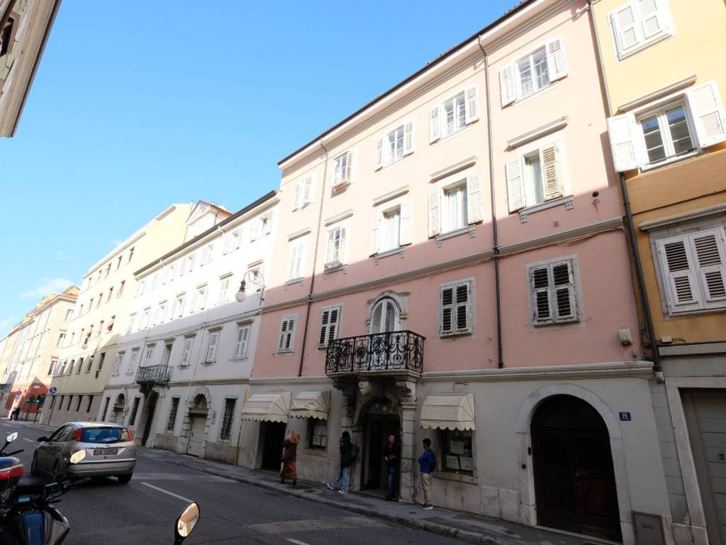 appartamento in vendita a Trieste in zona Borgo Teresiano