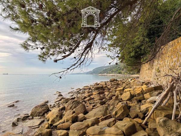 casa indipendente in vendita a Trieste in zona Miramare