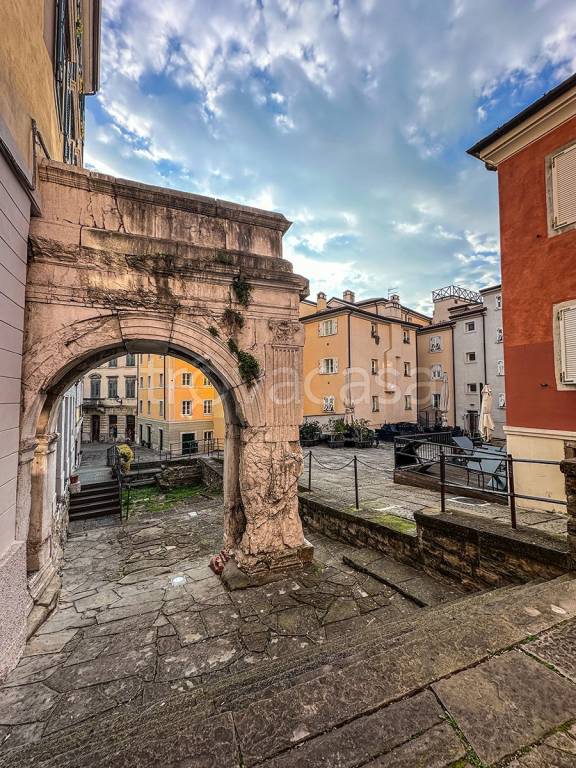 negozio in vendita a Trieste in zona Città Vecchia