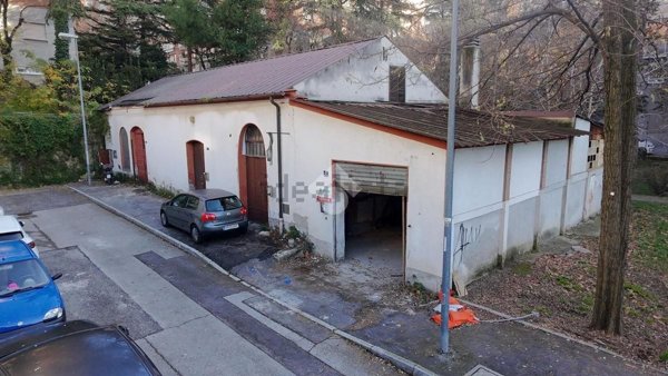 locale commerciale in vendita a Trieste in zona Valmaura