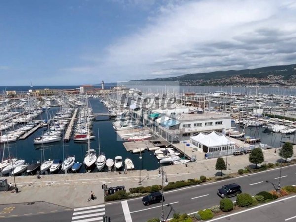 appartamento in vendita a Trieste in zona Città Vecchia