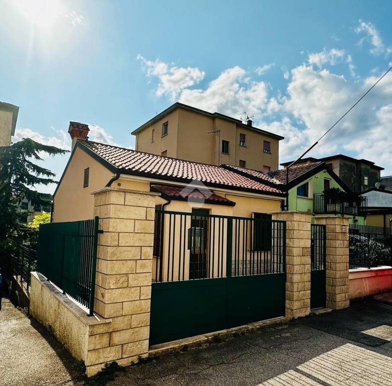 casa indipendente in vendita a Trieste in zona Chiarbola
