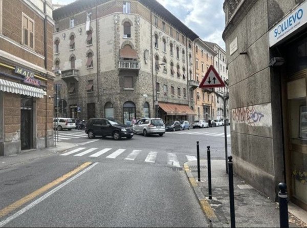 locale commerciale in vendita a Trieste in zona Barriera vecchia
