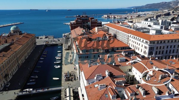 appartamento in vendita a Trieste in zona Borgo Teresiano