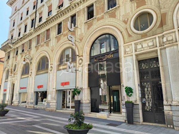 appartamento in vendita a Trieste in zona Borgo Teresiano