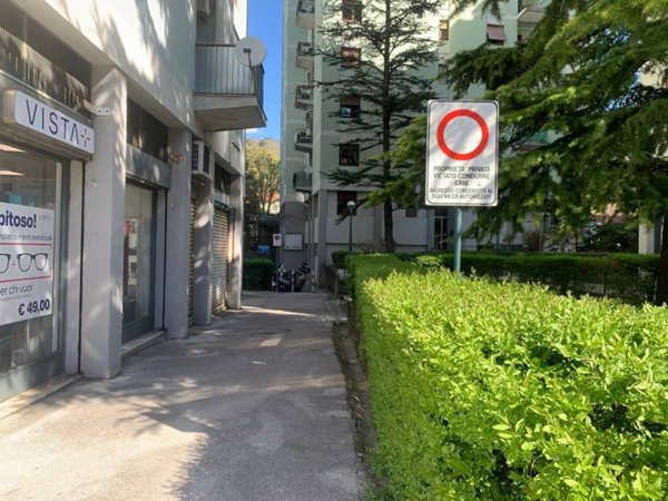 negozio in vendita a Trieste in zona Cologna