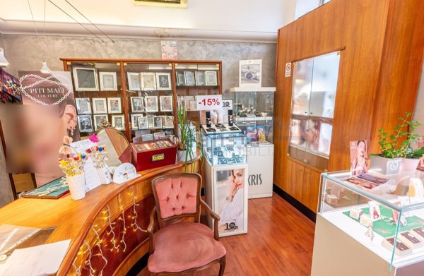 locale di sgombero in vendita a Trieste