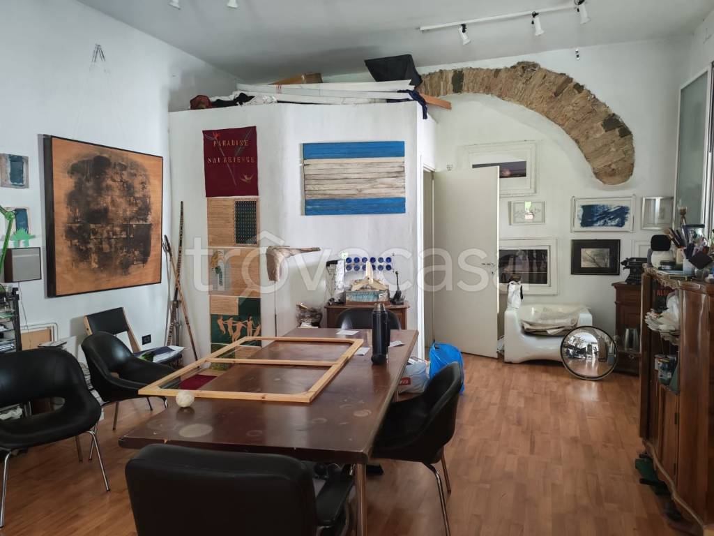 negozio in vendita a Trieste in zona Campi Elisi