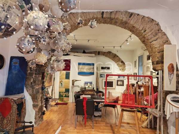 negozio in vendita a Trieste in zona Campi Elisi