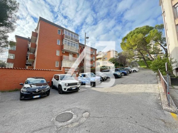 locale commerciale in vendita a Trieste in zona Valmaura