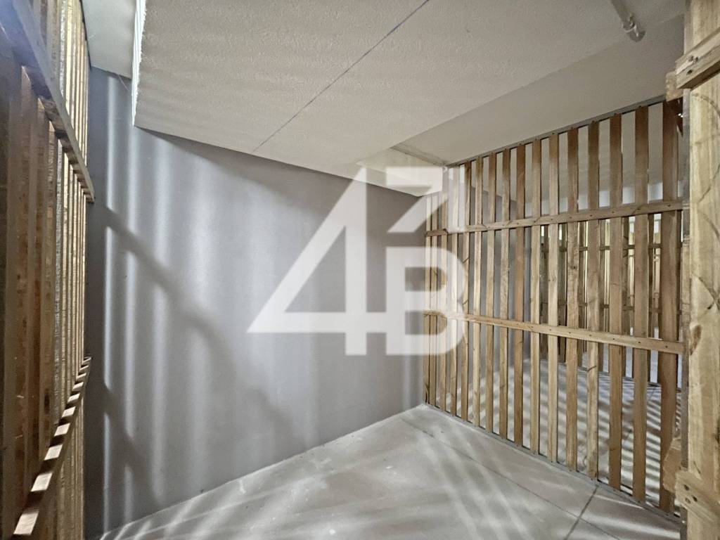 locale commerciale in vendita a Trieste in zona Valmaura