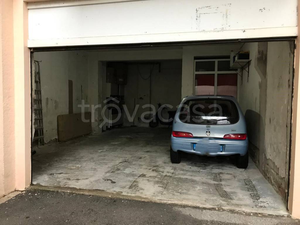 locale di sgombero in vendita a Trieste in zona Gretta