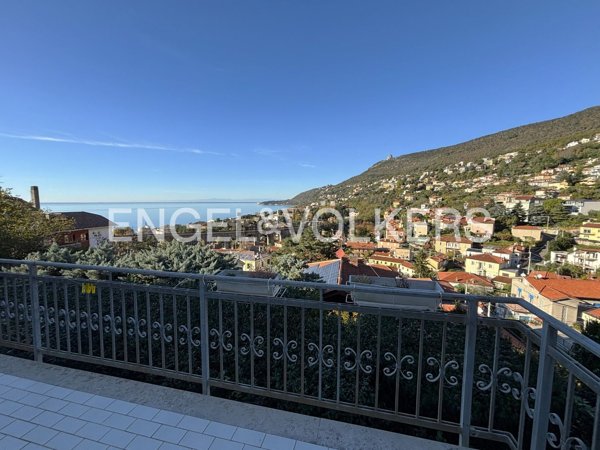 appartamento in vendita a Trieste in zona Miramare