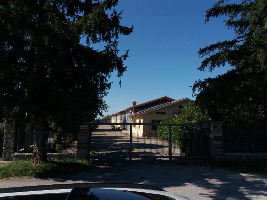 locale commerciale in vendita a Trieste in zona Prosecco