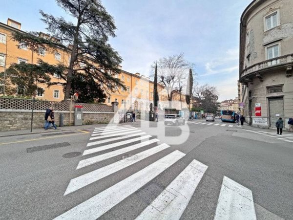 negozio in vendita a Trieste in zona San Giacomo