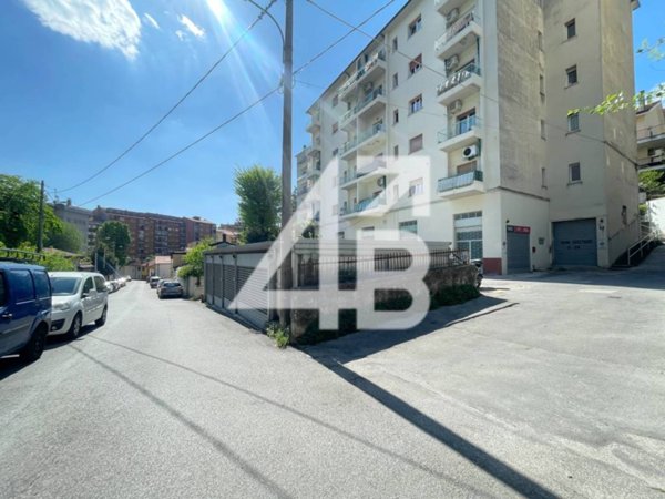 negozio in vendita a Trieste in zona Cologna