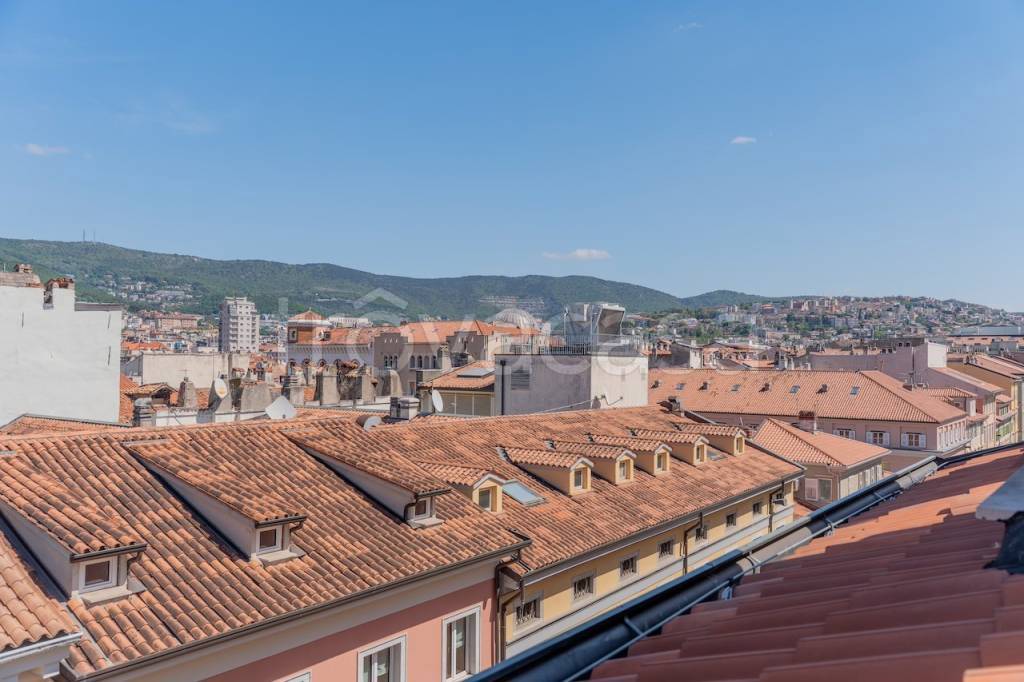 appartamento in vendita a Trieste in zona Borgo Teresiano