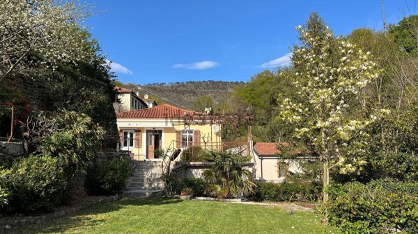 casa indipendente in vendita a Trieste in zona Gretta