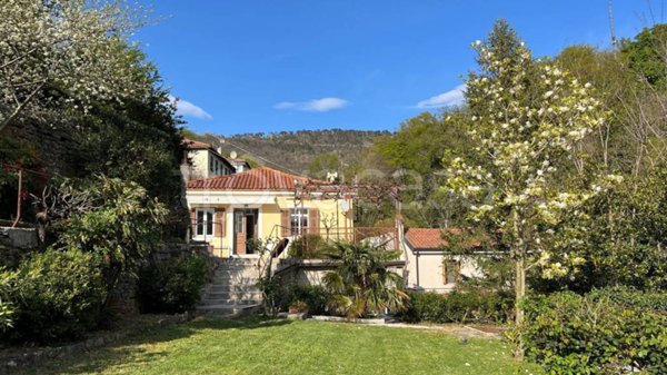 casa indipendente in vendita a Trieste in zona Gretta