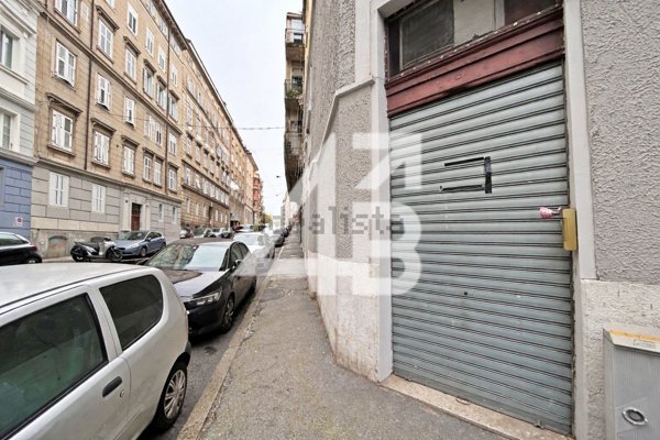 locale commerciale in vendita a Trieste in zona Barriera vecchia