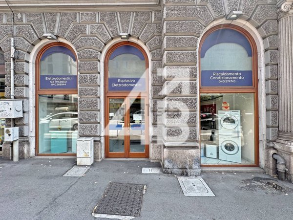 locale commerciale in vendita a Trieste in zona Città Nuova