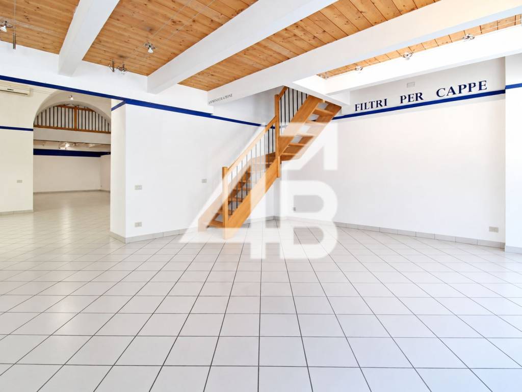 locale commerciale in vendita a Trieste in zona Città Nuova