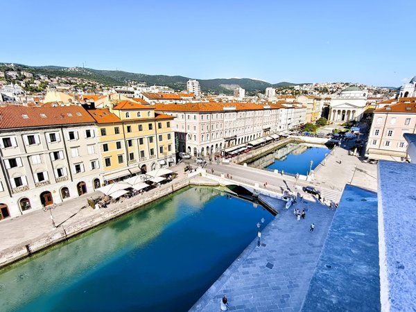 appartamento in vendita a Trieste in zona Borgo Teresiano