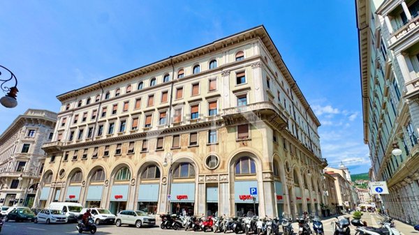 appartamento in vendita a Trieste in zona Città Nuova