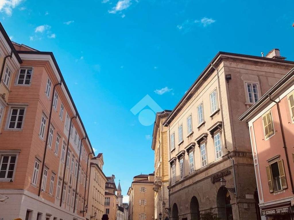 negozio in vendita a Trieste in zona Cavana