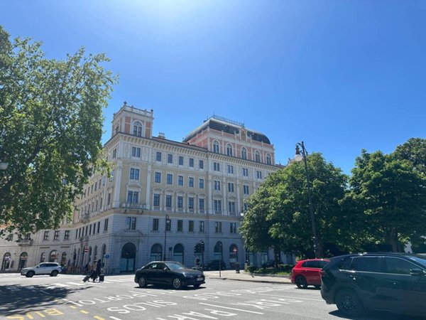 appartamento in vendita a Trieste in zona Città Nuova