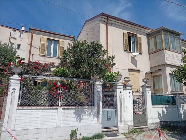 casa indipendente in vendita a Trieste in zona Scorcola