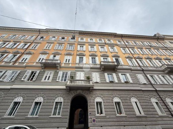 locale commerciale in vendita a Trieste in zona Città Vecchia