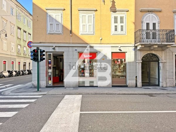 locale commerciale in vendita a Trieste in zona Borgo Teresiano