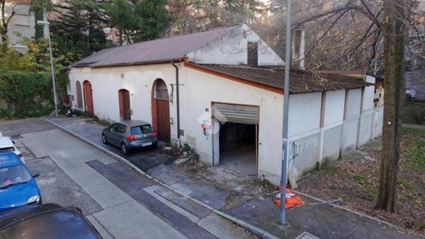 locale commerciale in vendita a Trieste in zona Valmaura
