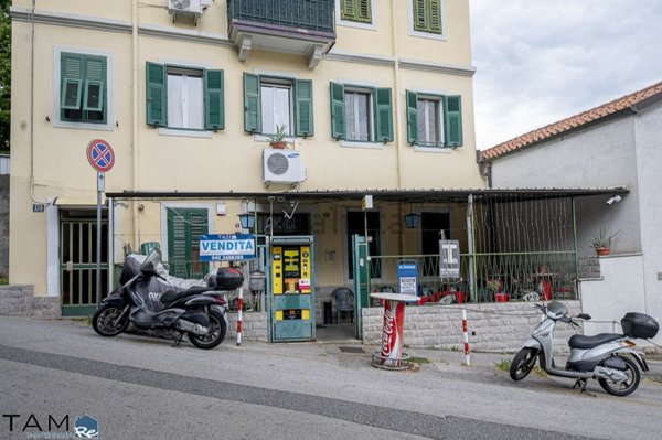 locale commerciale in vendita a Trieste in zona Cologna
