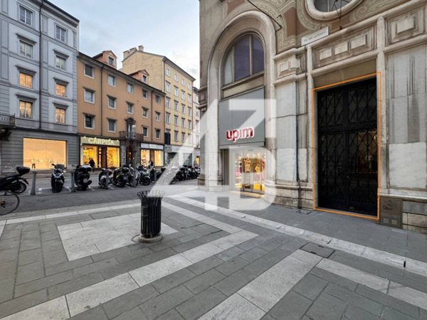 locale commerciale in vendita a Trieste in zona Borgo Teresiano