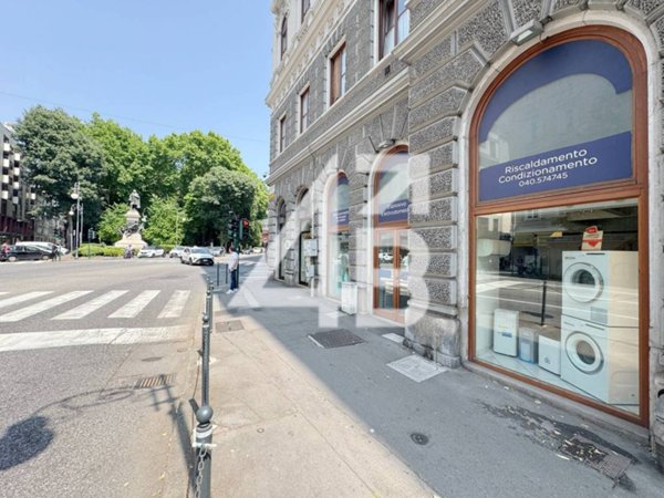 negozio in vendita a Trieste in zona Città Nuova