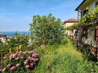 casa indipendente in vendita a Trieste in zona Roiano