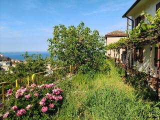 casa indipendente in vendita a Trieste in zona Roiano