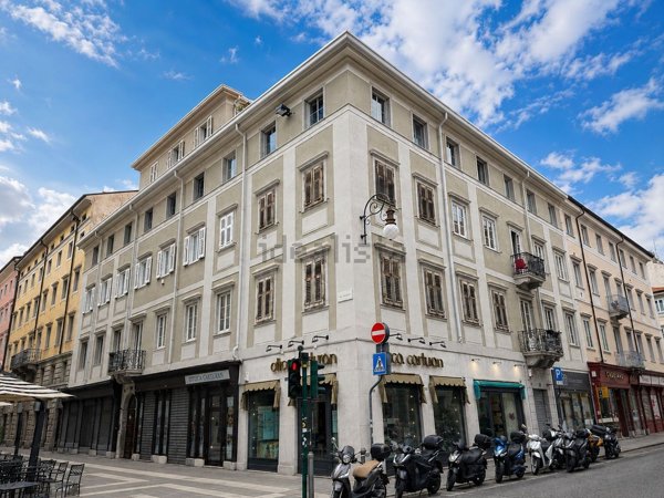 appartamento in vendita a Trieste in zona Borgo Teresiano