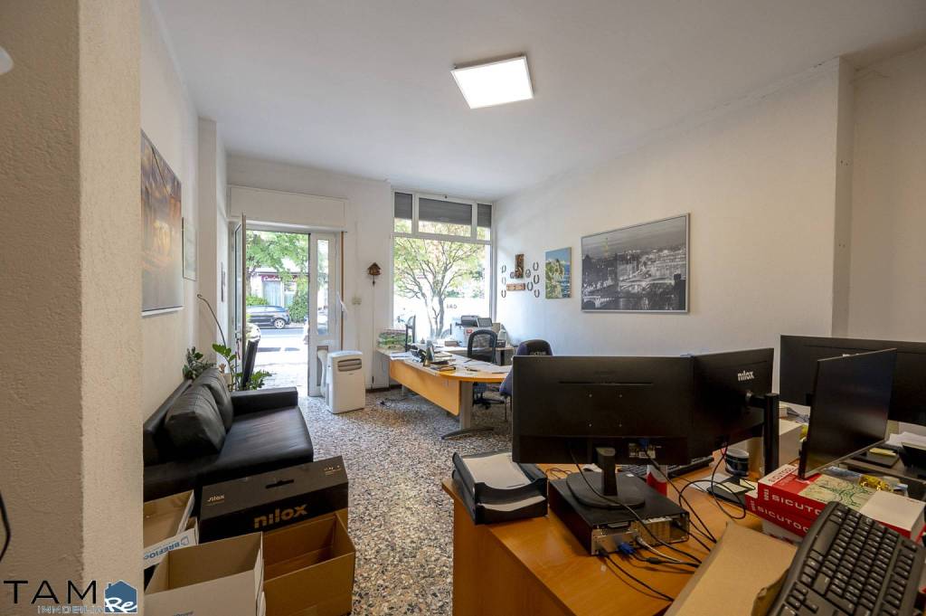 negozio in vendita a Trieste in zona Campi Elisi