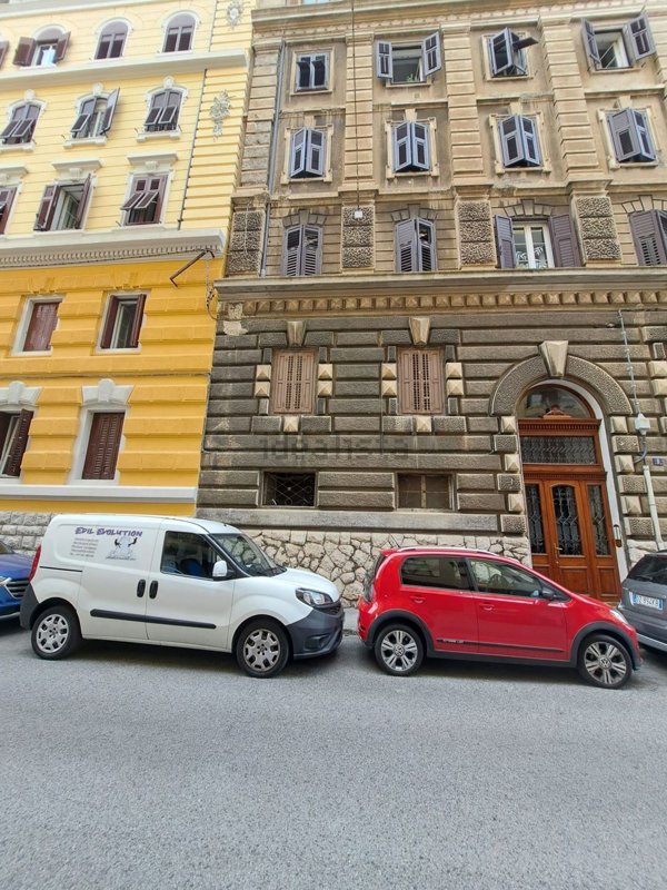 box auto in vendita a Trieste in zona San Vito