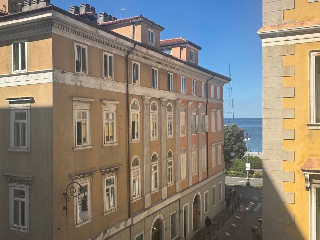 appartamento in vendita a Trieste in zona Cavana